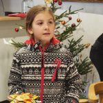 Sarah mit ihrem selbstgebastelten Weihnachtsstern