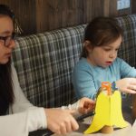 Auch hier werden voller Konzentration schöne Engel gebastelt