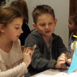 Gabriel zeigt Sarah stolz seinen Weihnachtsengel