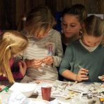 Philippa bastelt mit Sarah, Elena und Josefa