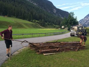 Unsere Buabn sind schon fleißig beim Aufbauen!