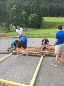 Unsere Buabn sind schon fleißig beim Aufbauen!
